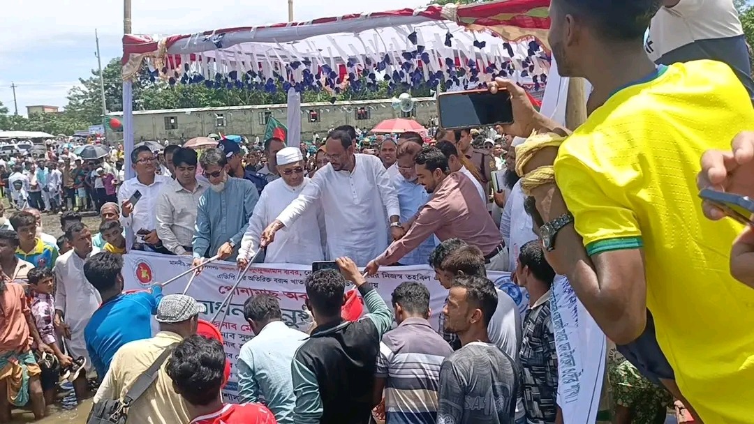মদনে জনসভা শেষে ১৬ টন মাছের পোনা হাওরে অবমুক্ত করলেন ৩ মন্ত্রী।