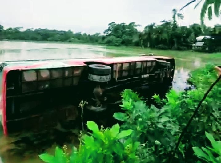 বাউফলে যাত্রীবাহী বাস খাদে, আহত কয়েকজন ইউএনও ঘটনাস্থল পরিদর্শন করেছেন