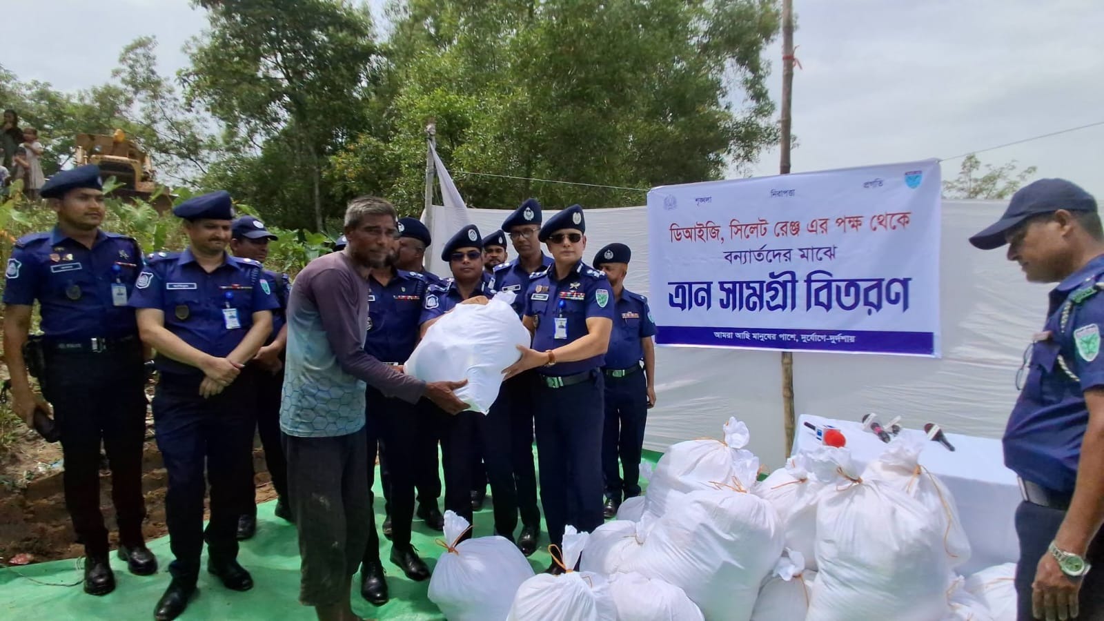 মৌলভীবাজারে বন্যার্তদের মাঝে সিলেট রেঞ্জের ডিআইজি’র খাদ্য সামগ্রী বিতরণ