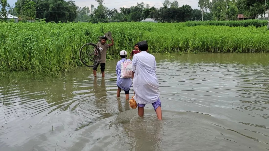 কুড়িগ্রামের ফুলবাড়ীতে চার বছরেও মেলেনি একটি ব্রিজ, বিচ্ছিন্ন দেড় হাজার পরিবার