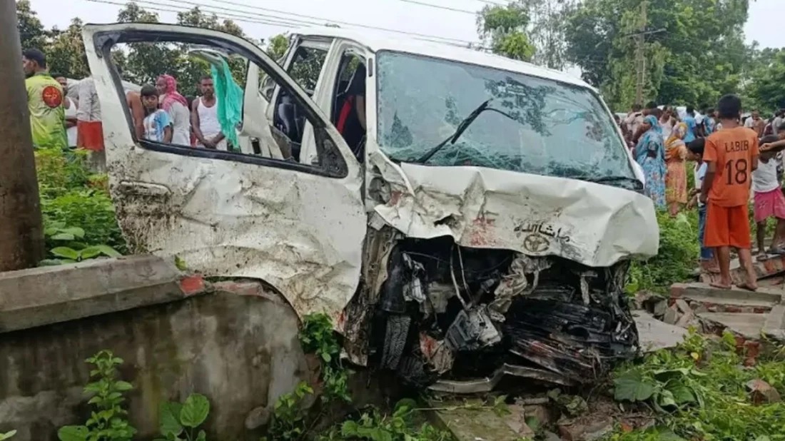নীলফামারীর কনে নিয়ে ফেরার পথে মাইক্রোবাস খাদে পড়ে নিহত ২, আশঙ্কাজনক ৬