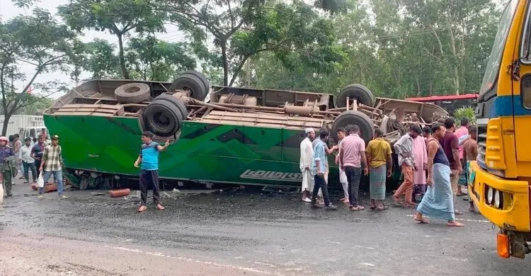 মিরসরাই সীতাকুণ্ডে সড়কে ঝরলো দুই প্রাণ