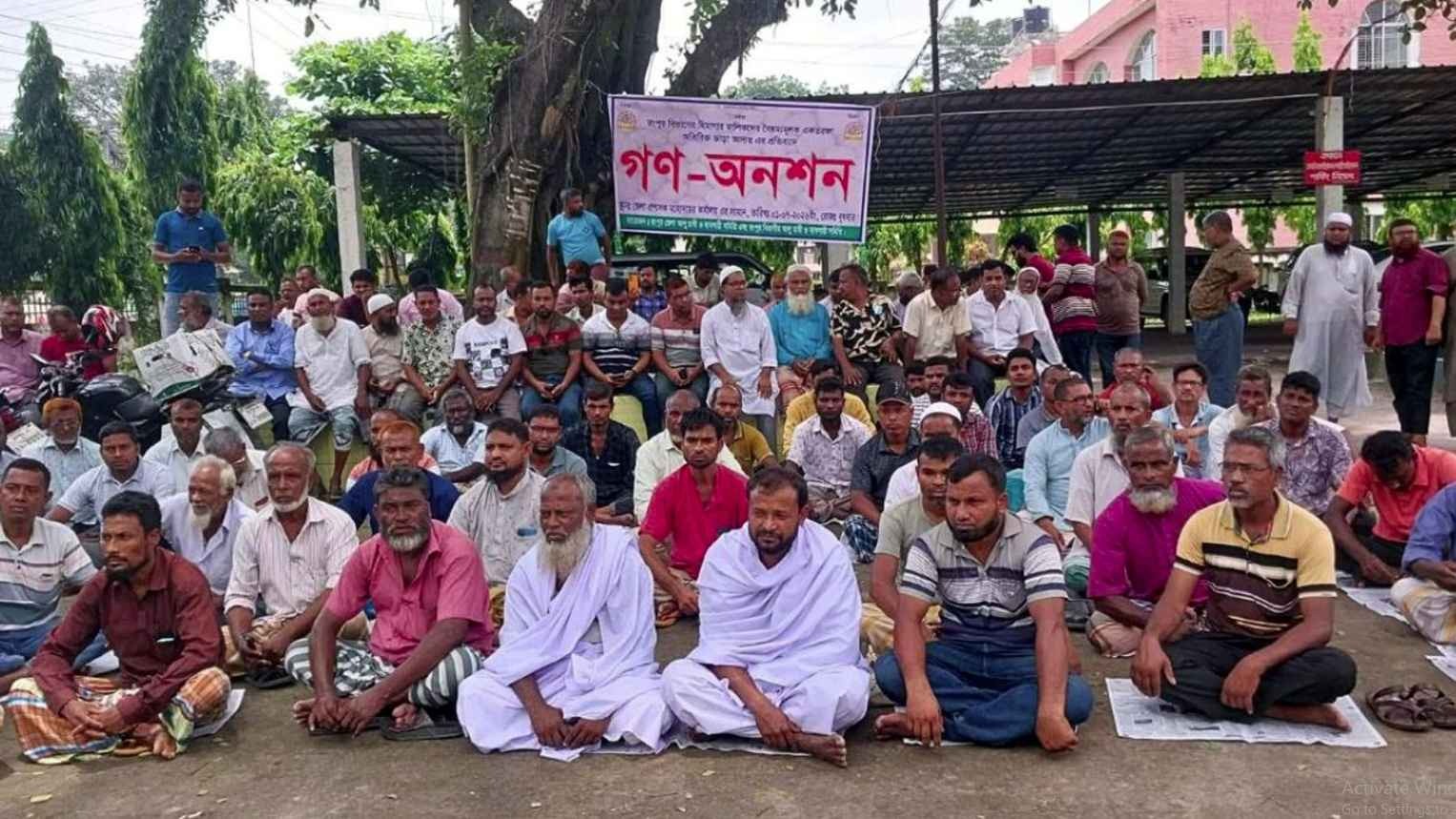 রংপুরে কাফনের কাপড় পরে আলু চাষিদের অনশন