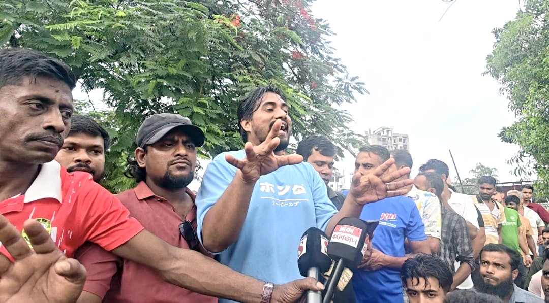 কেরানীগঞ্জ নির্যাতনের জেরে  পুলিশ-শ্রমিক পাল্টাপাল্টি ধাওয়া, ওসিসহ আহত ২০
