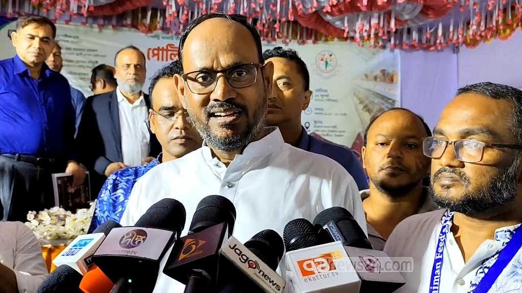 ক্ষুদ্র ও মাঝারি পোল্ট্রি খামারিদের ঋণ সুবিধার আশ্বাস দিলেন প্রতিমন্ত্রী
