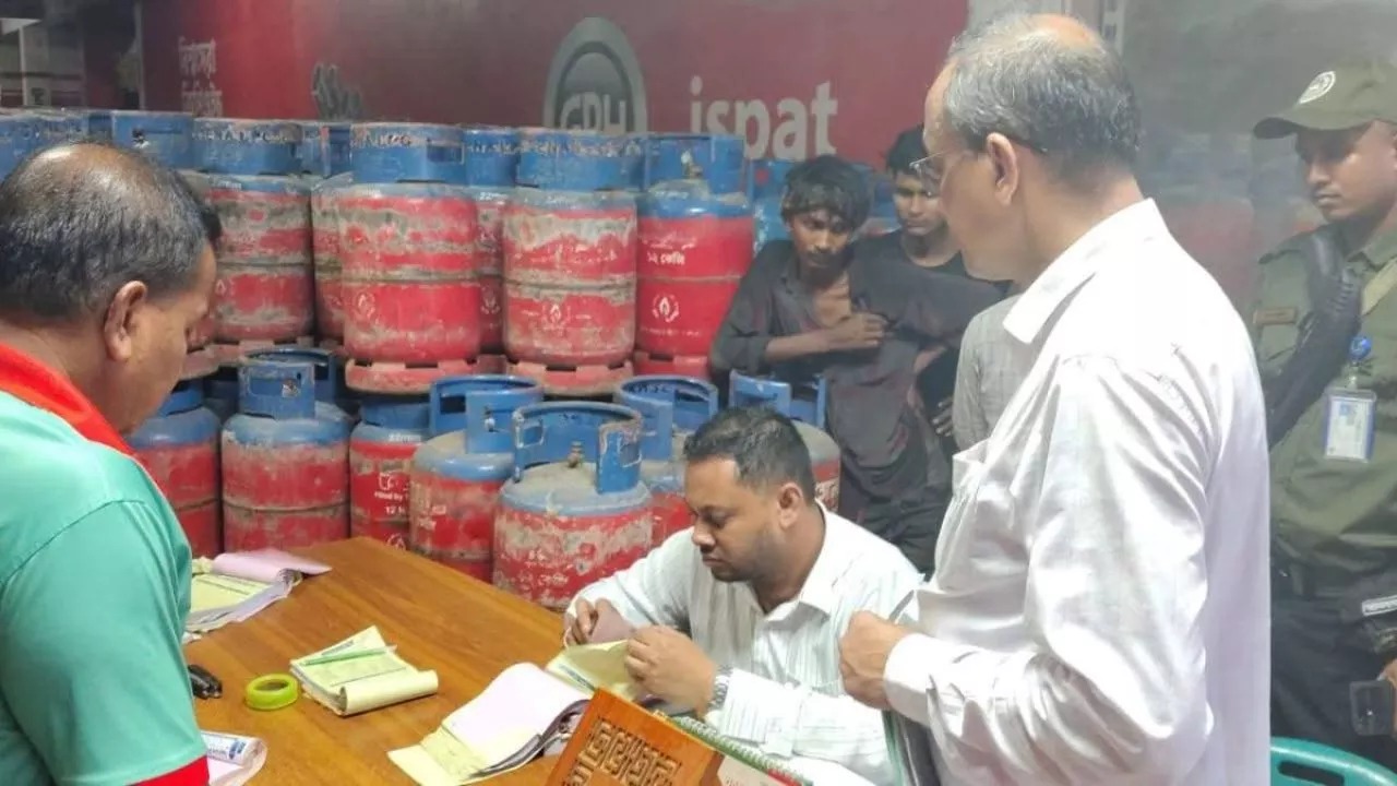 হবিগঞ্জের চুনারুঘাট পৌর শহরে বেশি দামে এলপিজি বিক্রি, ব্যবসায়ীর জরিমানা