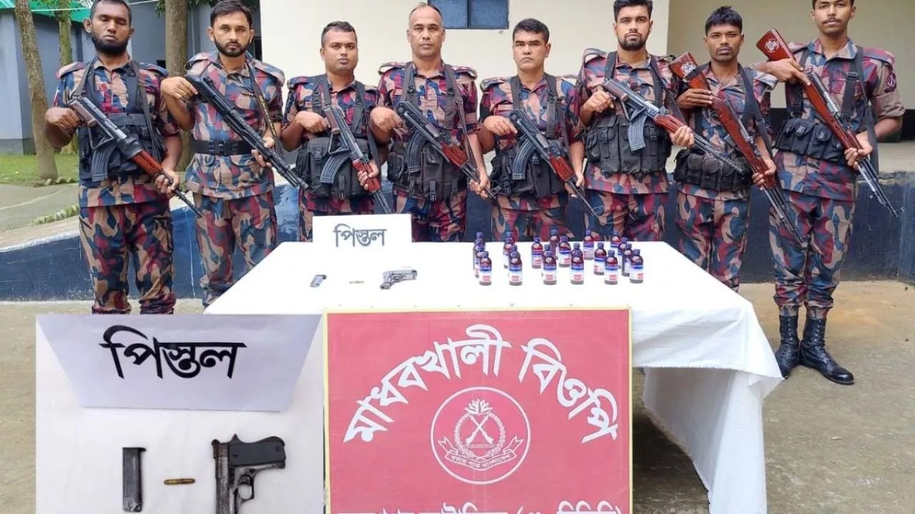 ঝিনাইদহ জীবননগর সীমান্তে বিদেশি পিস্তল ও মাদক উদ্ধার